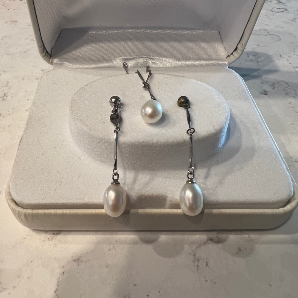 Sterling silver Pearl necklace earring set